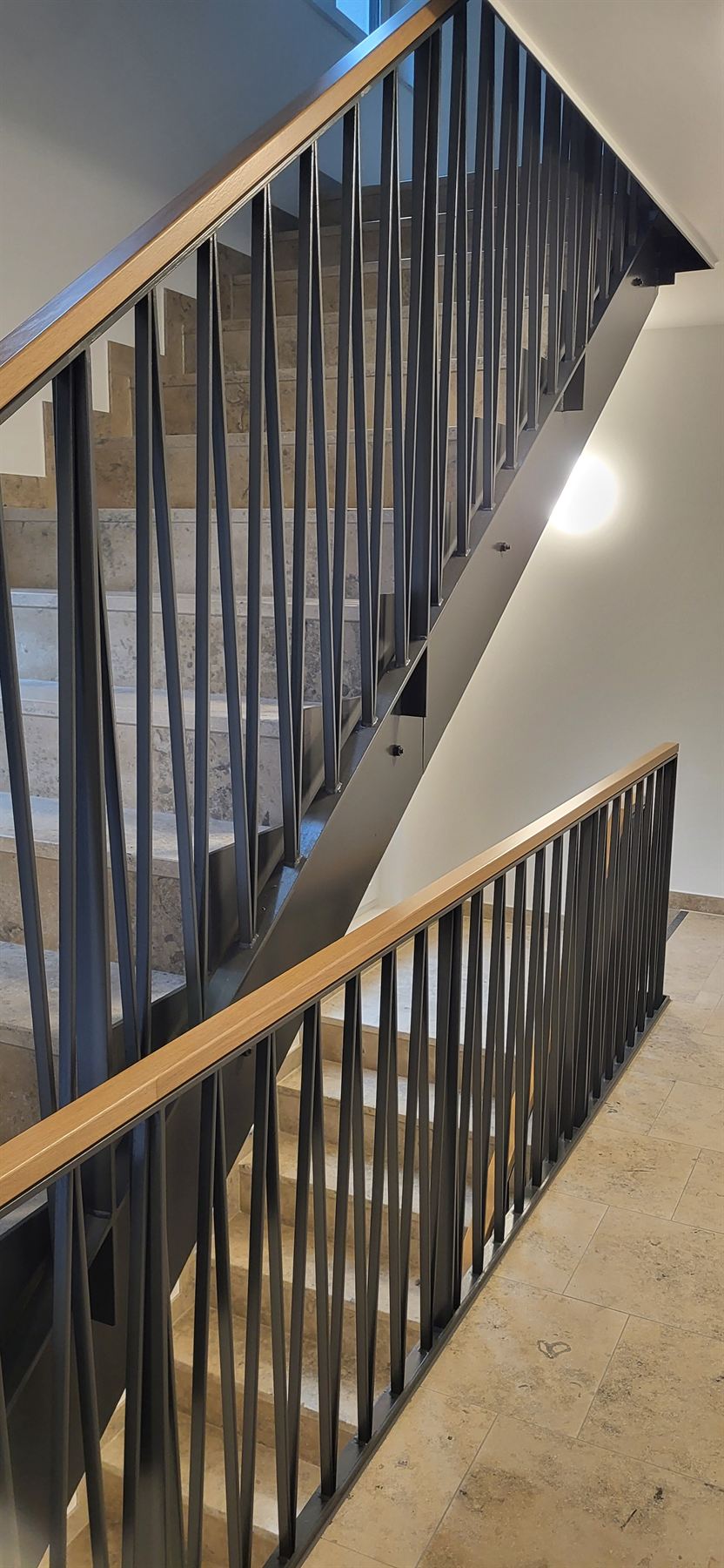 Treppengeländer mit vertikalen Stäben und Holzhandlauf