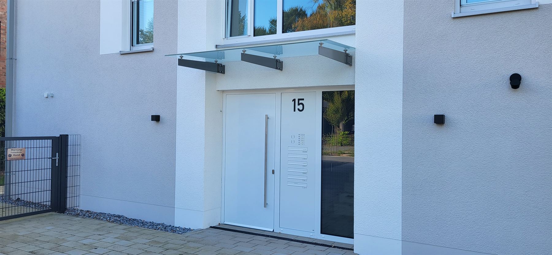 Glasvordächer über einem Hauseingang