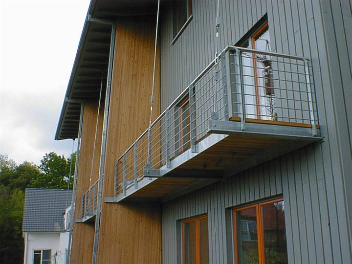 Abgehängter Stahlbalkon an Holzfassade