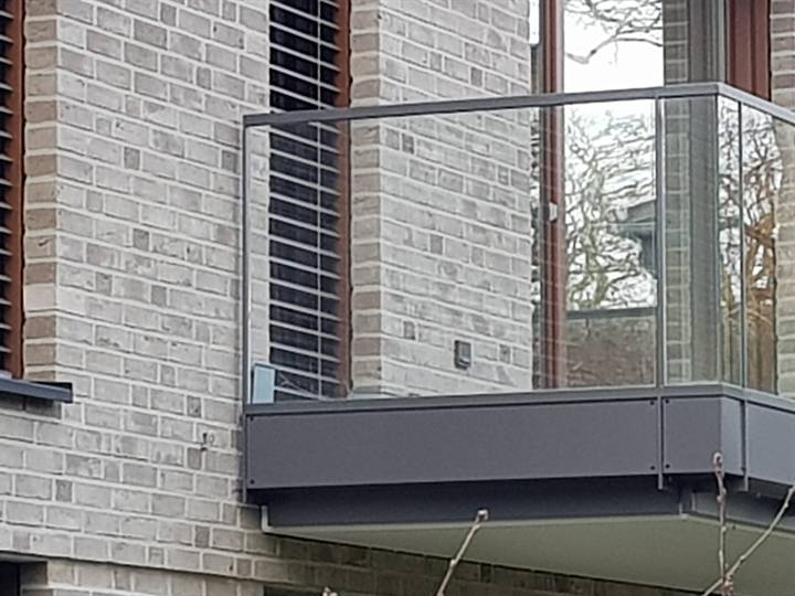 Balkon mit Klarglasgeländer