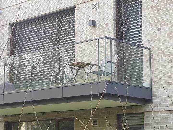 Balkon mit Klarglasgeländer