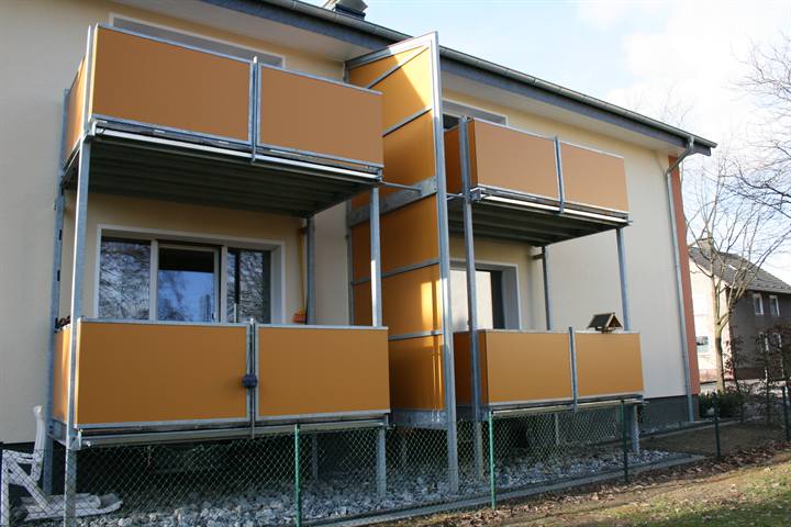 Vorgestellte Stahlbalkone mit farbigen Füllungen