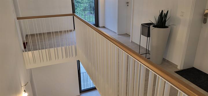 Treppengeländer weiß mit Holzhandlauf