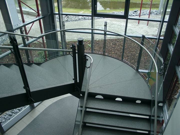 Gewendelte Stahltreppe mit gebogenem Glasgeländer
