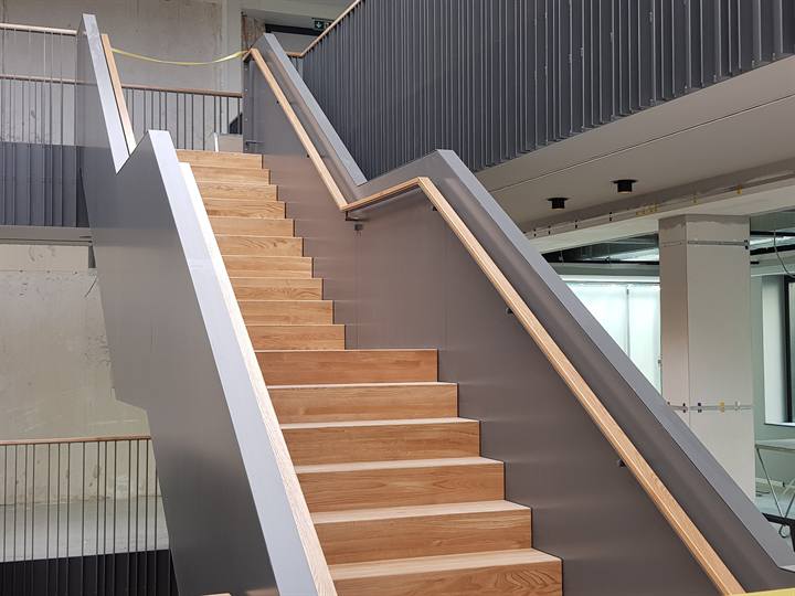 Stahlwangentreppe mit Holzstufen, Volksbank Gütersloh