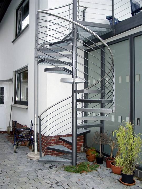Feuerverzinkte Wendeltreppe als Außentreppe