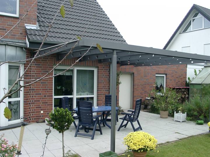 Terrassendach mit gelochten Schwertern