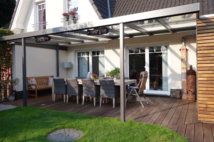 Terrassenüberdachung aus Stahl über einem Holzdeck