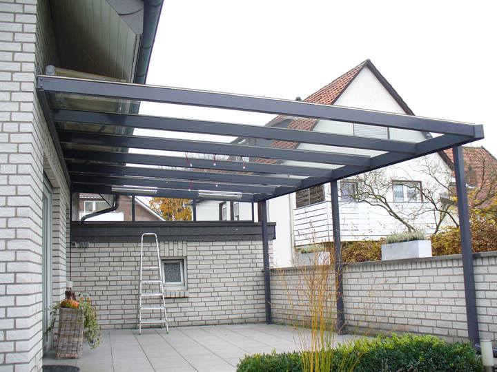 Überdachung in Anthrazit